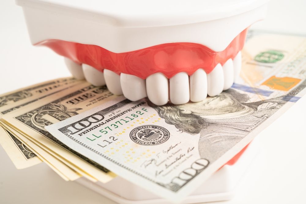 Transforma tu sonrisa con becas de odontología cosmética